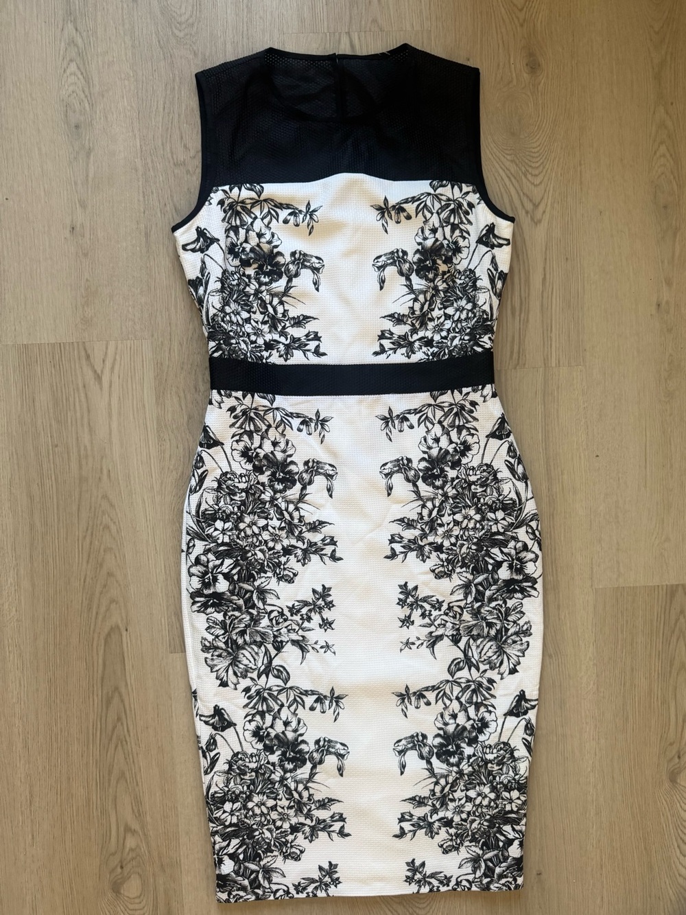 Ted Baker Sleeveless Black & White Floral Toile Sheath Dress Size 2 US Size 6